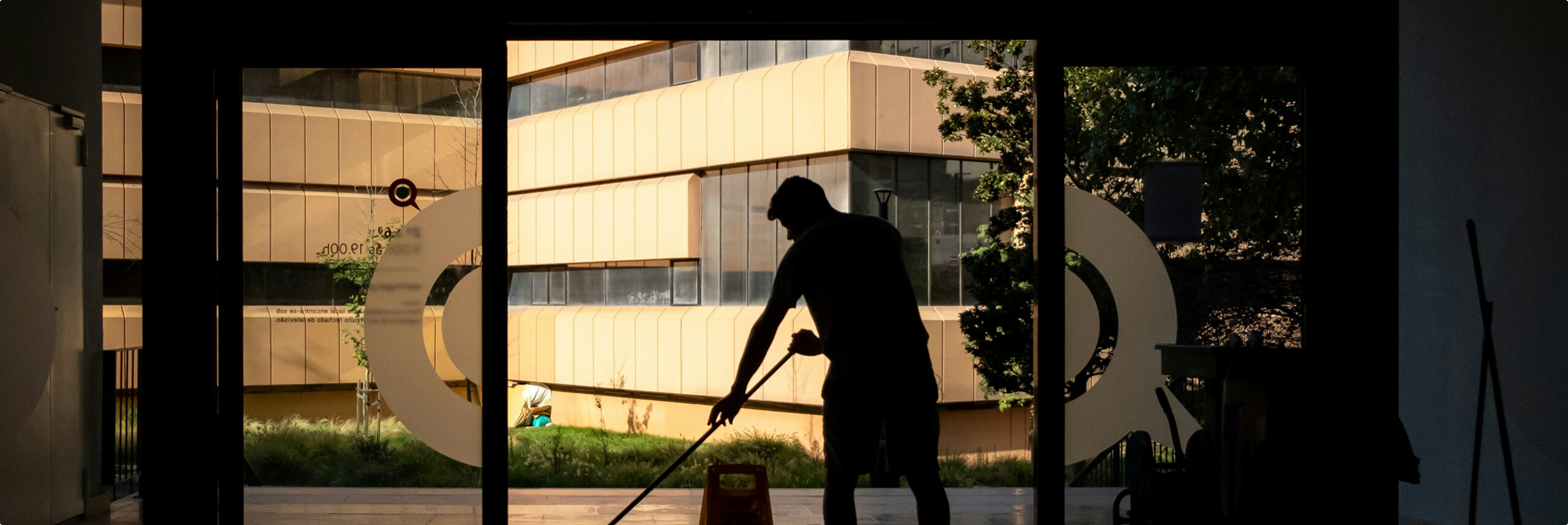 bank-cleaning-parrallax